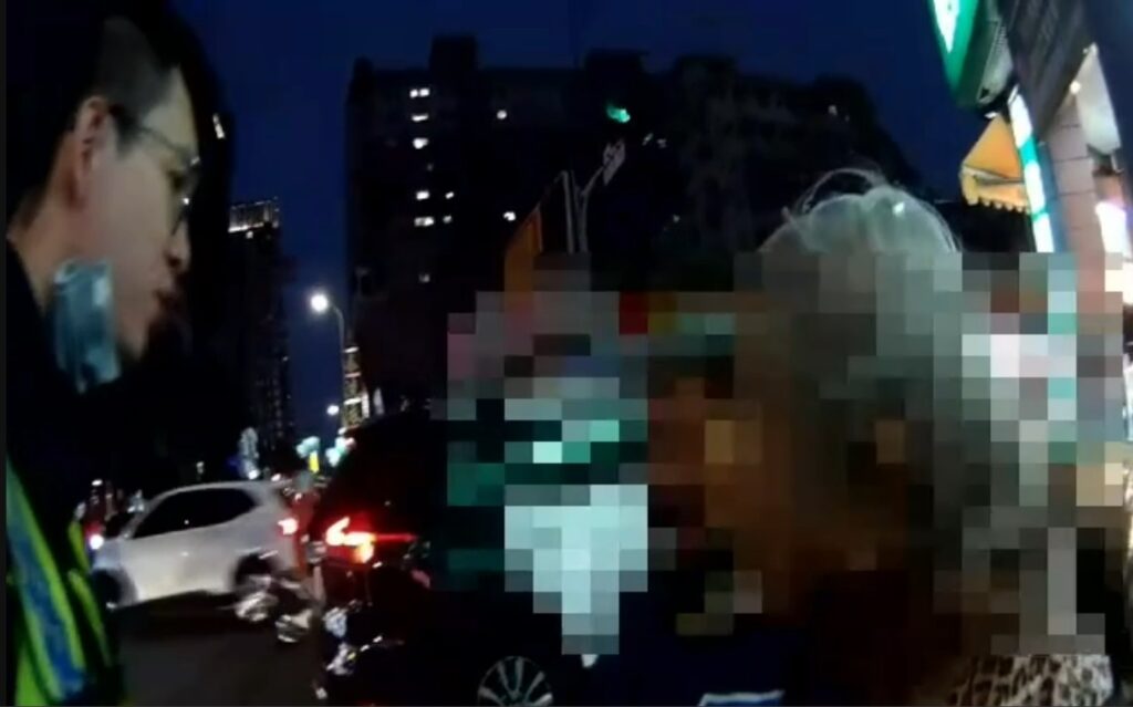 ▲圖說：9旬張姓阿嬤出門散步迷路，員警處理時巧遇鄰居姊妹淘 （圖／台中市政府提供）