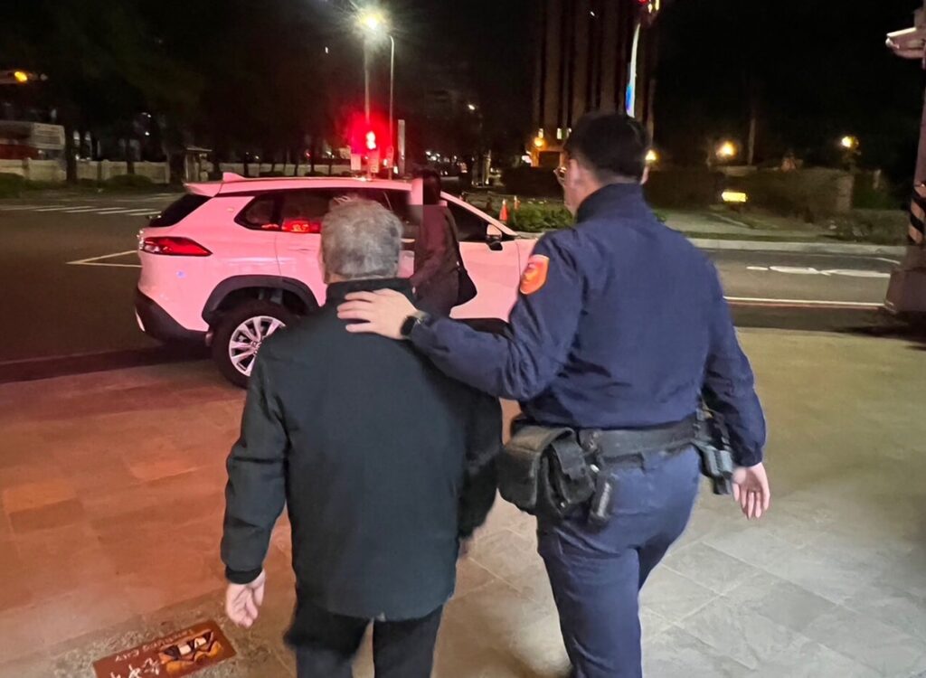 ▲圖說:員警僅憑「一張紙」就順利聯繫上楊姓老翁的兒子,將老翁帶回家照顧 (圖/台中市政府提供)