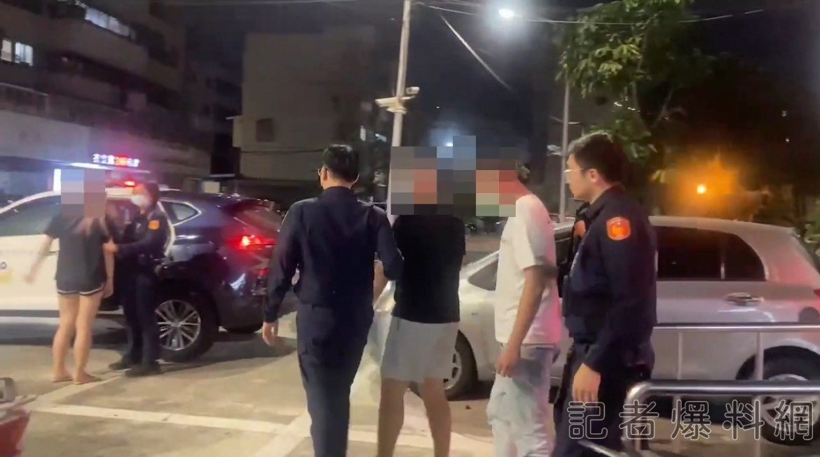 ▲警方依法將人送辦。(圖/記者金東天翻攝)