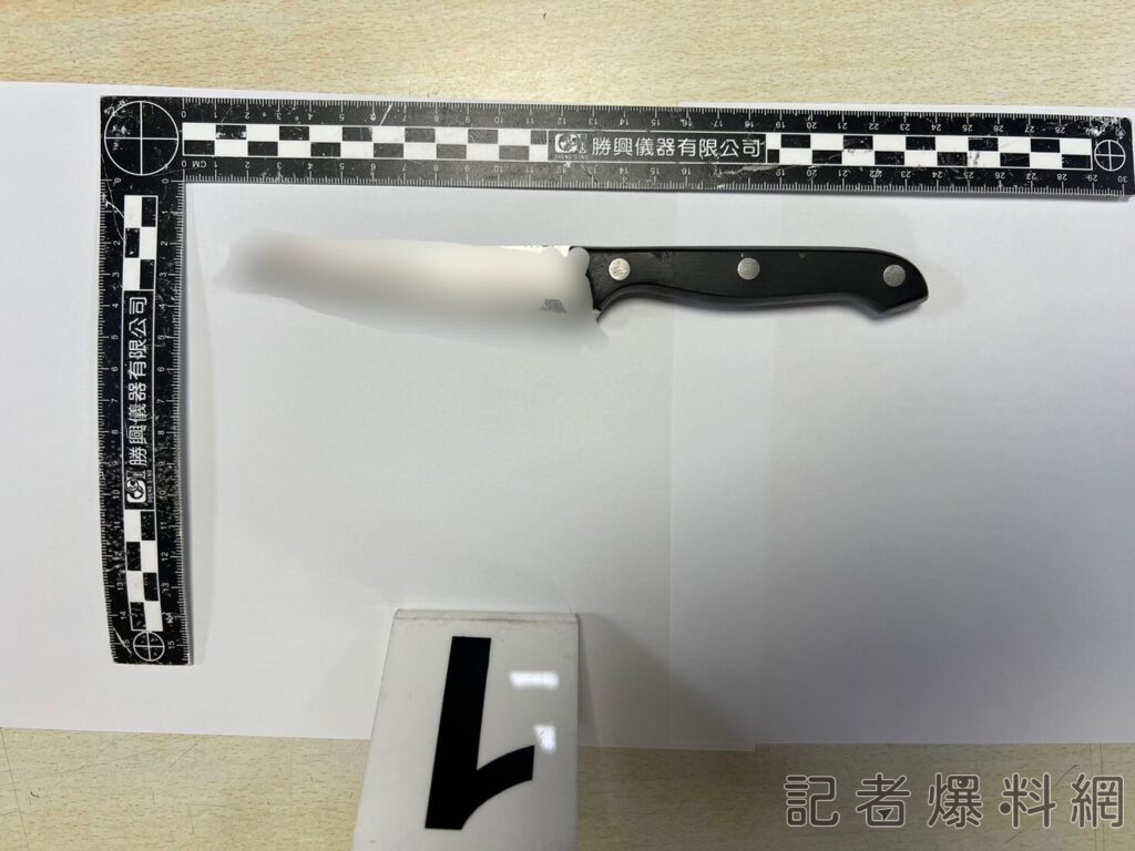 ▲曹男見狀持水果刀刺傷王男兩隻小腿。（圖／記者金東天翻攝）