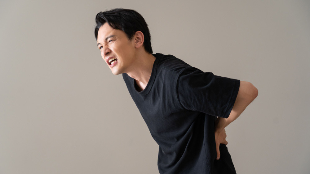 下背痛與運動傷害有關? 久坐不動就會椎間盤突出? 醫揭「1姿勢」是背痛元兇