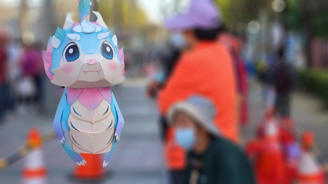 嘉義市限量「寶寶龍」小提燈發送連三日 人氣強強滾! 大人帶小孩領提燈賀元宵