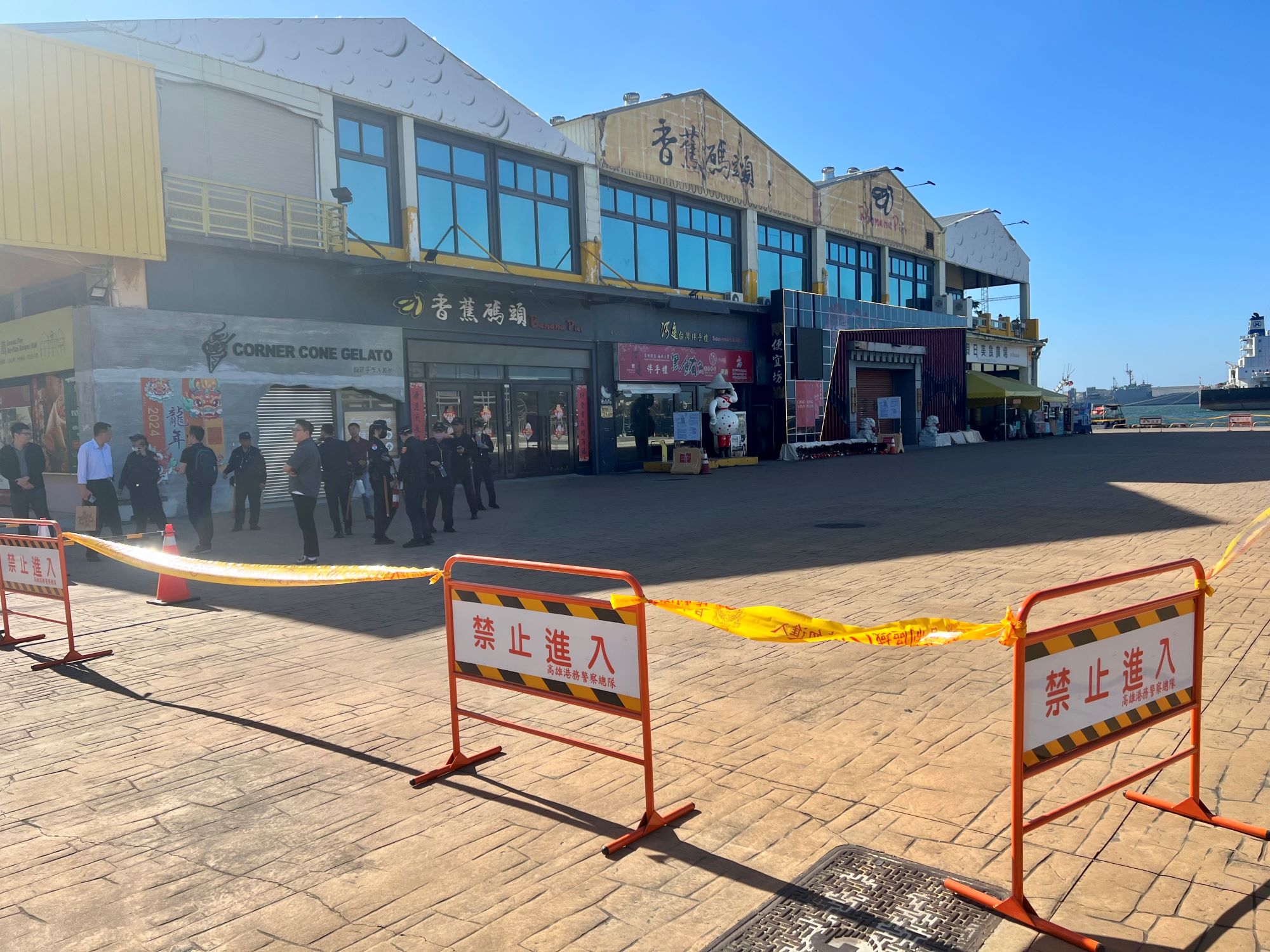 ▲法院查封香蕉碼頭過程平和。（記者程啟峰攝）