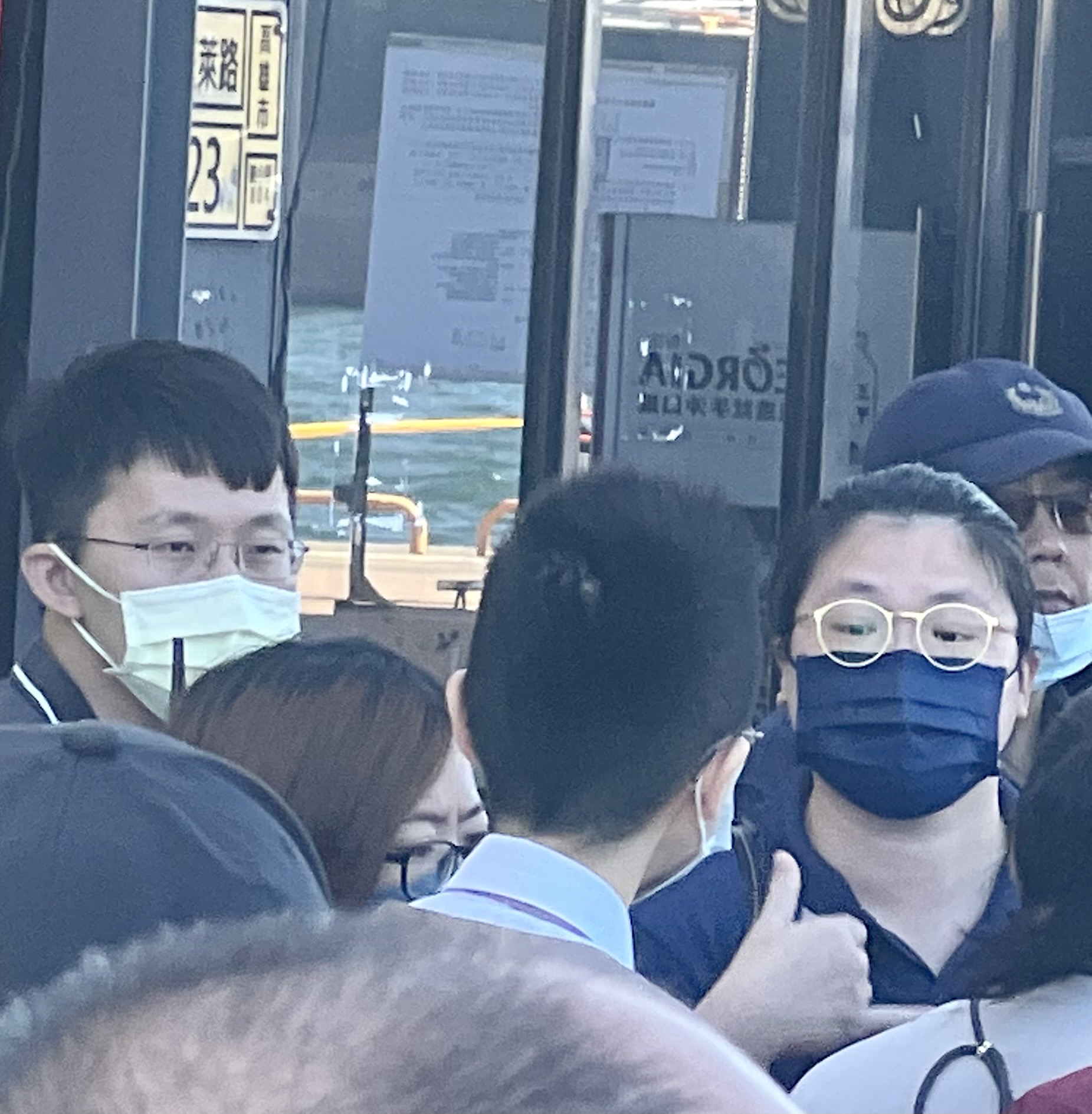 ▲法院查封香蕉碼頭，河邊餐飲集團執行長陳美昕（前右）到場配合點交。（記者程啟峰攝）