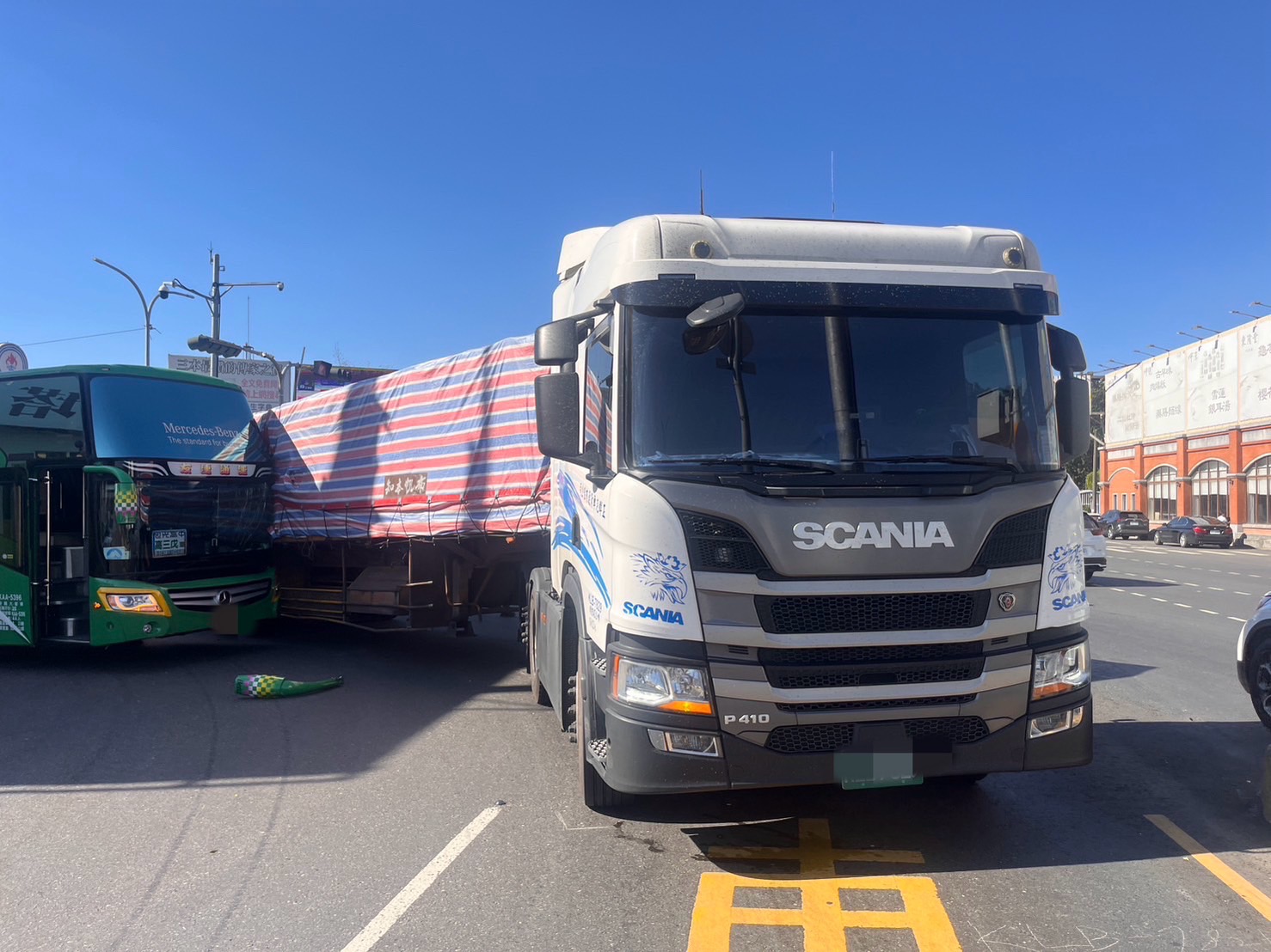 ▲草屯旭光高中35名畢旅生專車與一輛拖板車發生追撞(圖東港分局提供)