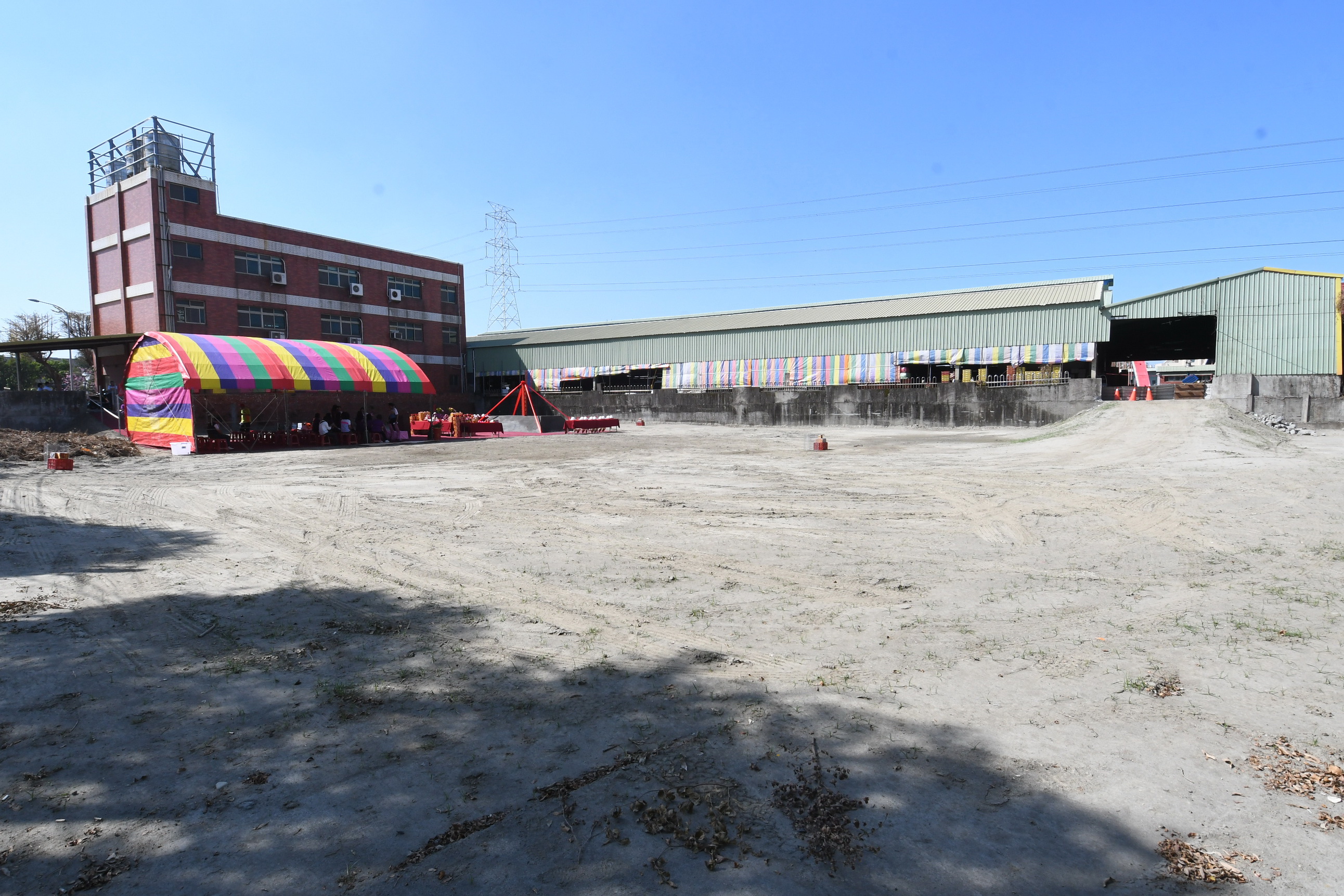 ▲彰化果菜農業產銷必要設施工程在果菜市場旁動土，彰化縣長王惠美、彰化果菜市場理事主席陳建宏等人共同祈福動鏟，工程預將在今年年底完工。（記者張溎壕攝）