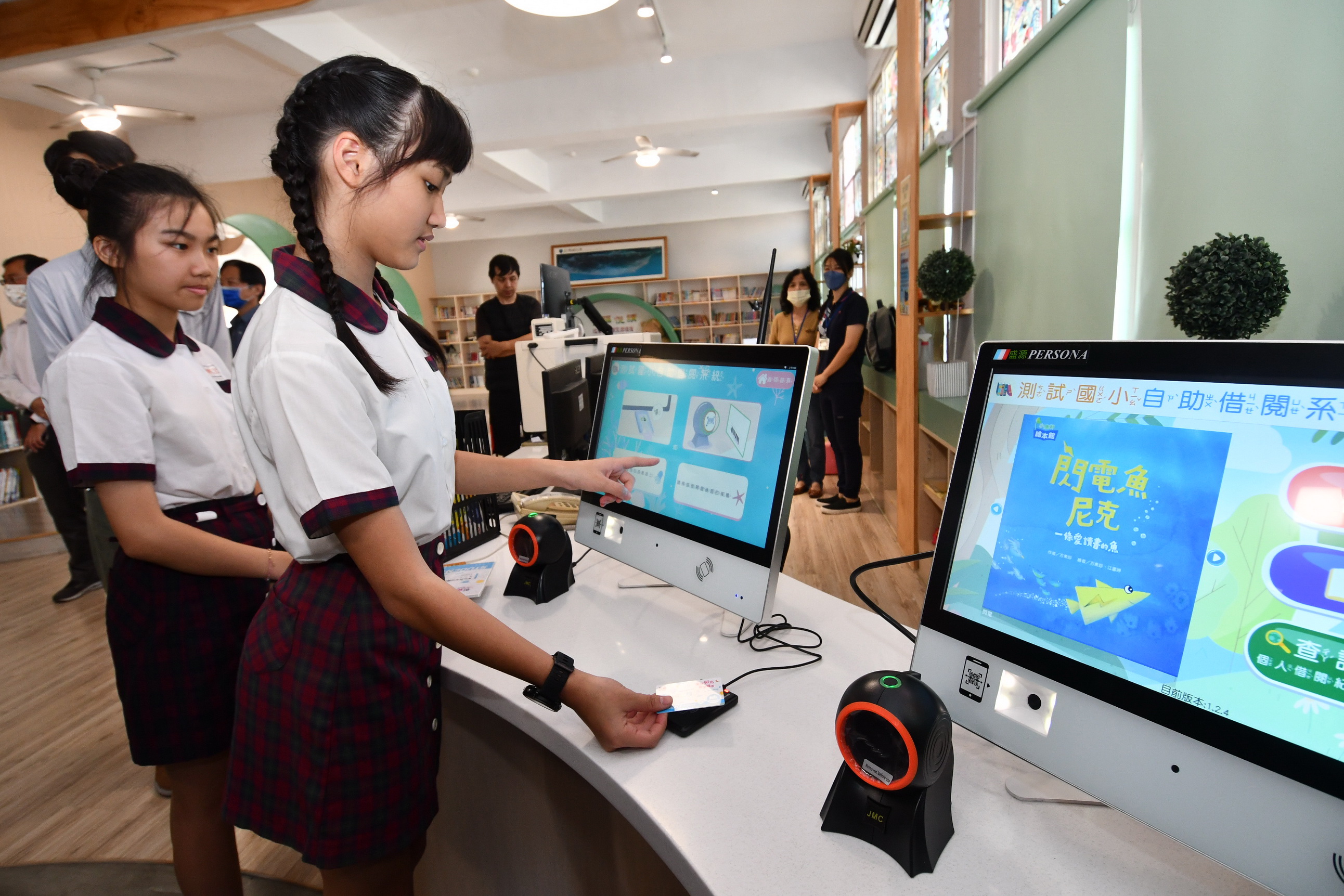 ▲彰化縣長王惠美宣布全縣212所中小學全面啟用數位學生證,可以透過學生證到(離)校刷卡與自助借閱圖書等功能,打造全方位智慧校園。(記者張溎壕攝)