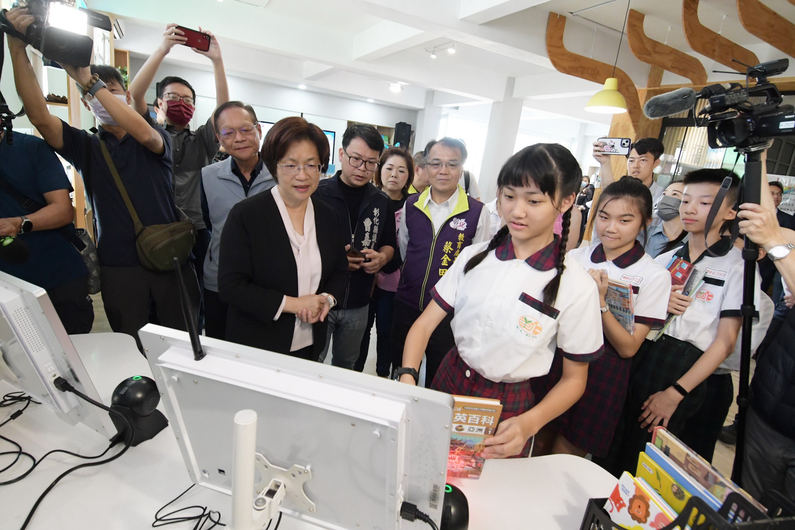 ▲彰化縣長王惠美宣布全縣212所中小學全面啟用數位學生證，可以透過學生證到(離)校刷卡與自助借閱圖書等功能，打造全方位智慧校園。（記者張溎壕攝）