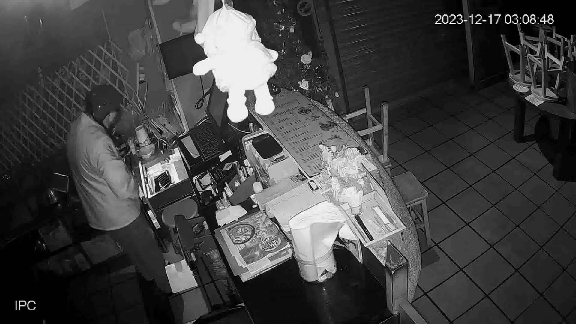 ▲彰化警分局偵查隊女警李依融發現39歲慣竊行蹤，見機不可失一馬當先衝上前將他壓制上銬逮捕。（警方提供）