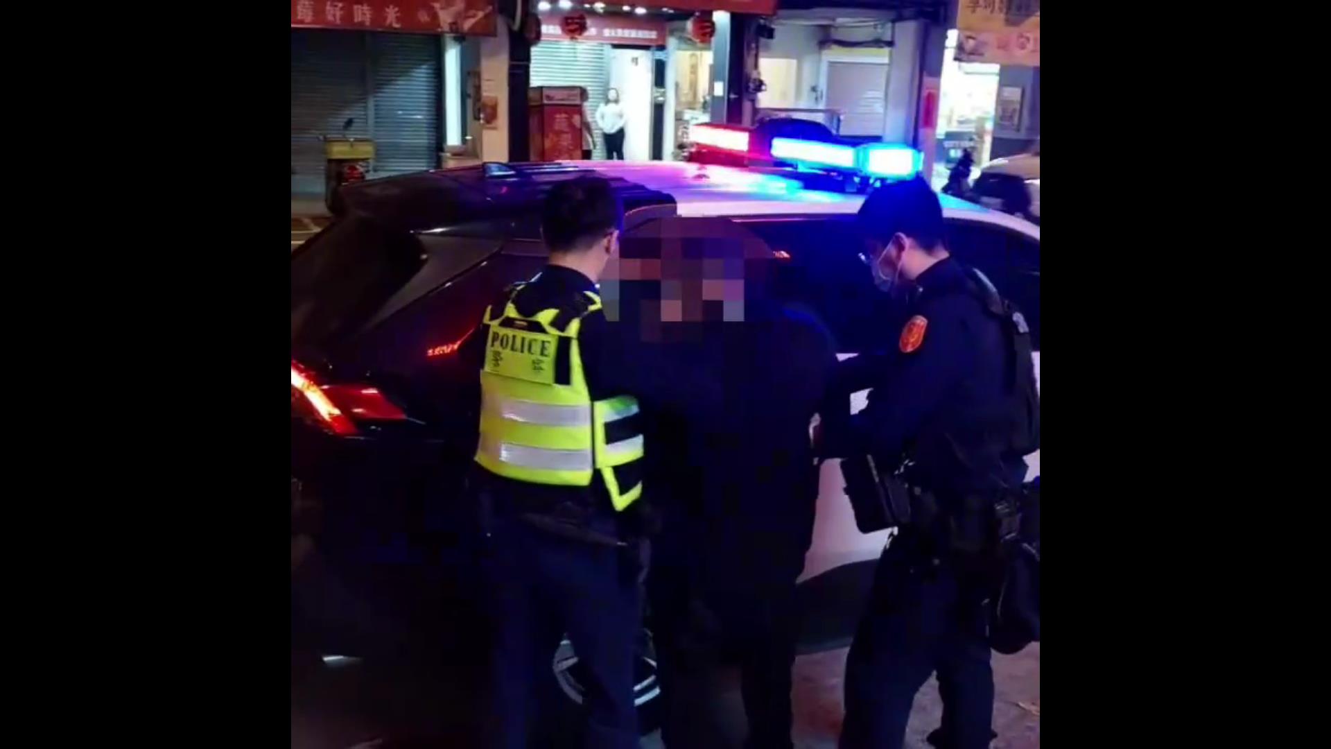 ▲彰化警分局偵查隊女警李依融發現39歲慣竊行蹤，見機不可失一馬當先衝上前將他壓制上銬逮捕。（警方提供）