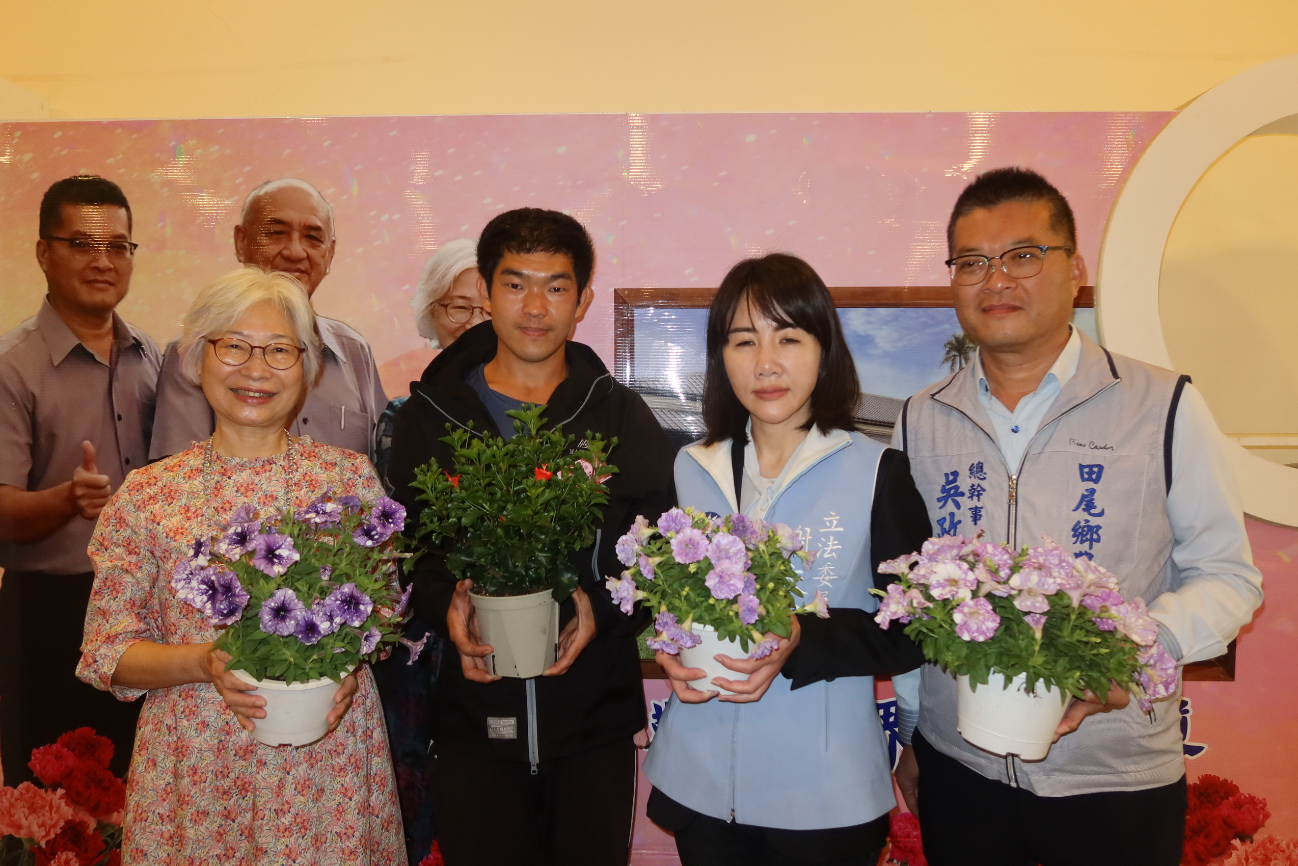 ▲青農謝丞傑專心培育新品種朱槿、長壽花、矮牽牛，農會理事長楊春枝大大讚譽謝丞傑的努力。（記者張溎壕攝）