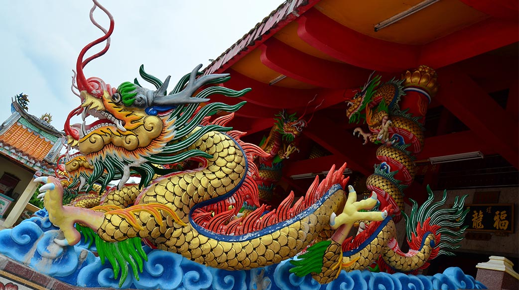 雕塑 動物 金 金色的 紅 豐富多彩 極 中國農曆新年 年 符號 傳統 藝術 裝飾的 東 裝飾 東方的 新 節日 新年好 隔離 設計 龍 寧靜 白 幻想 古 寺廟 孤立 財富 宗教 宗教 中國 中國的 快樂 顏色 功率 建築 象徵 亞洲人 風格 雕像 傳統 包裹 圍繞 亞洲
