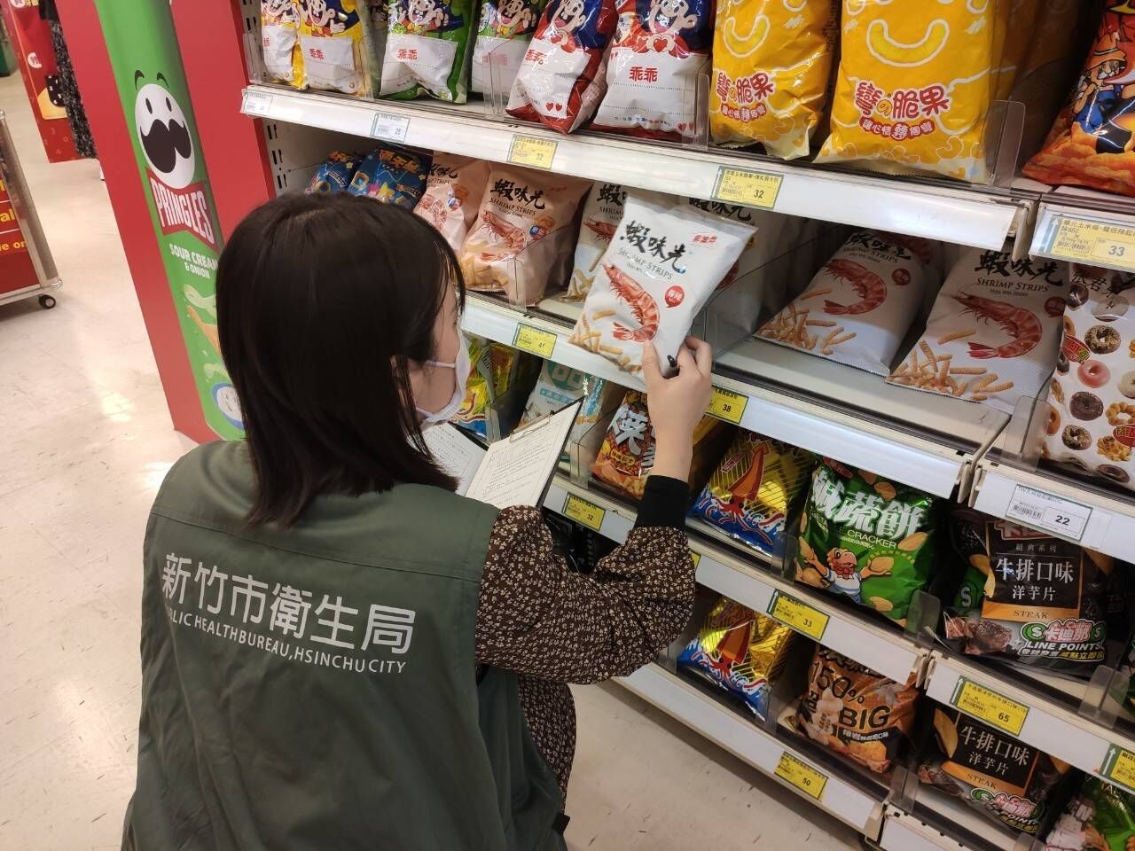 捍衛市民食安! 竹市衛生局立即稽查下架「蘇丹紅」違規零食產品