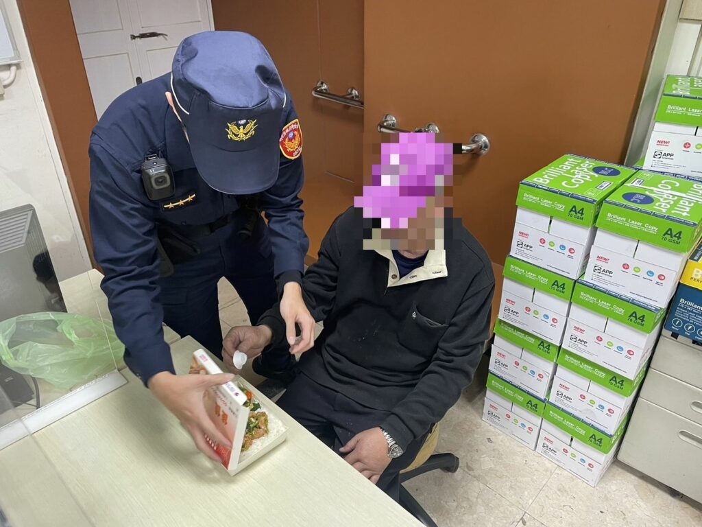 土城警暖送便當