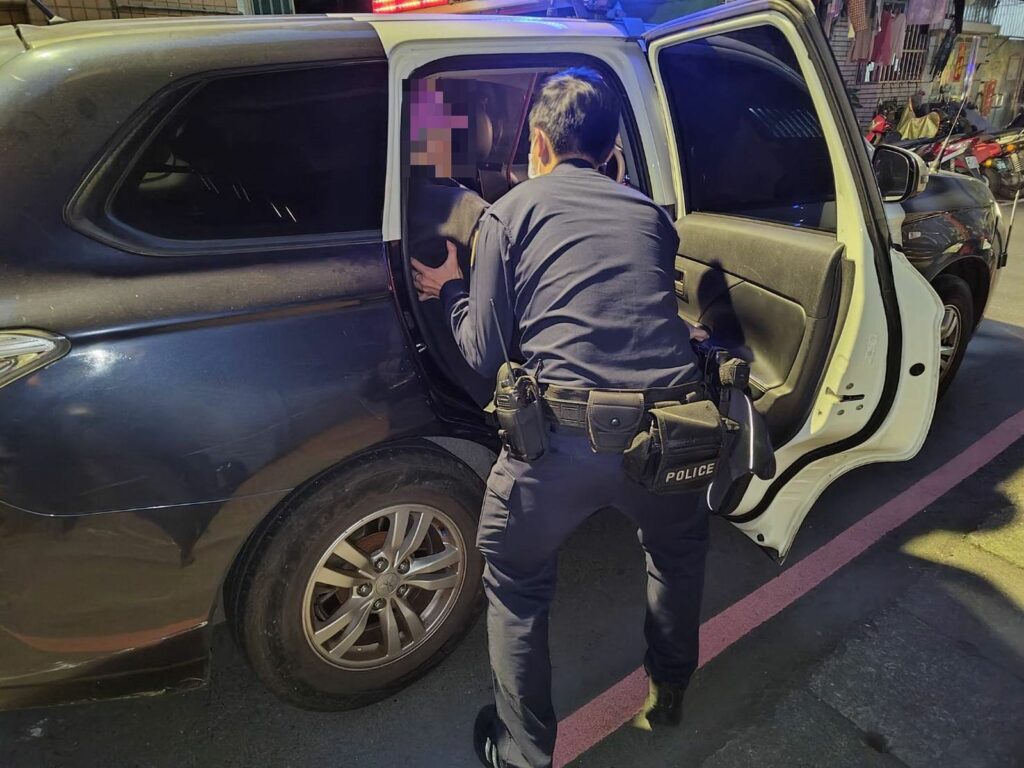 由家屬到派出所將老翁帶回休息，並表示感謝熱心民眾與員警的即時協助