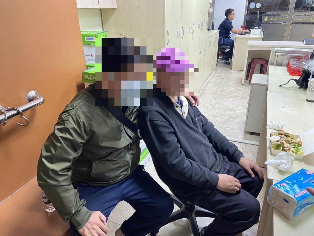 由家屬到派出所將老翁帶回休息，並表示感謝熱心民眾與員警的即時協助