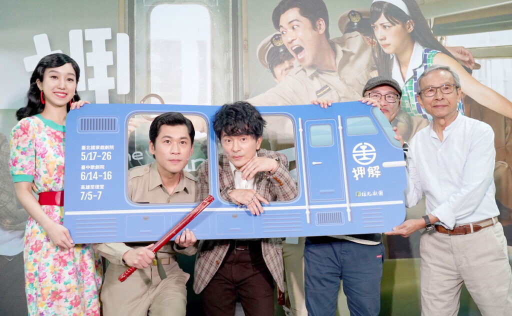 《押解》劇組演員左起王涵郁、黃迪揚、唐從聖，編導李明澤、編劇監製吳念真，記者會共同宣告《押解》即將在5月全台巡迴演出。（綠光創藝提供，攝影：張大魯）