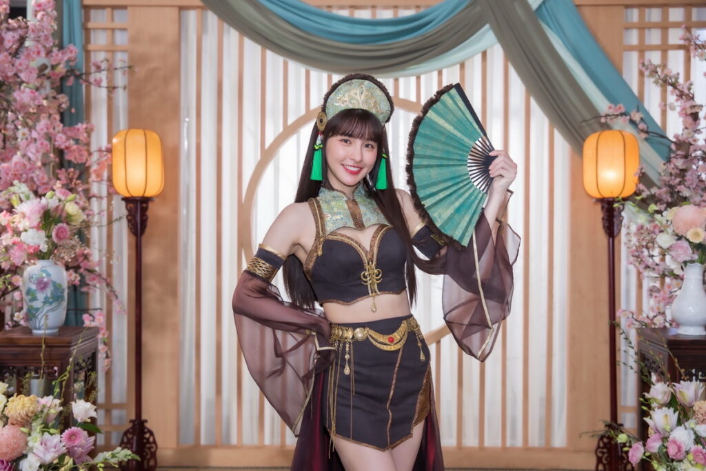 啦啦隊女神~峮峮,為手遊《三國群英傳 M》化身經典人物,扮演溫柔賢淑的大喬