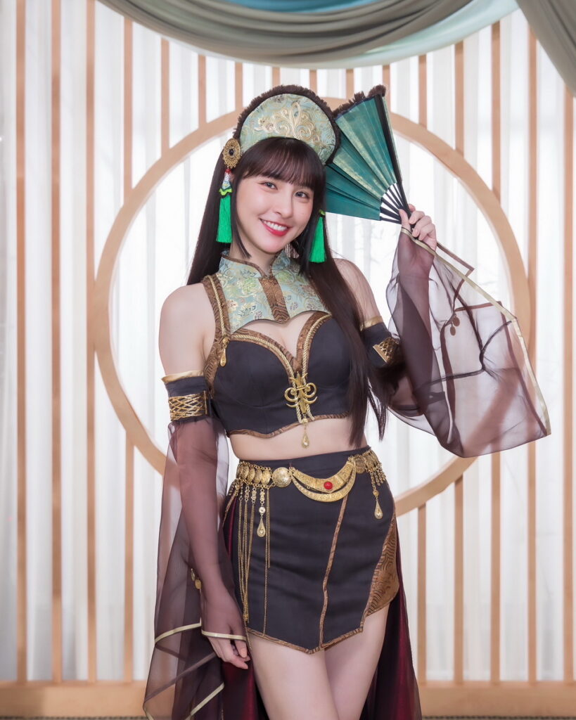 啦啦隊女神~峮峮,為手遊《三國群英傳 M》化身經典人物,扮演溫柔賢淑的大喬