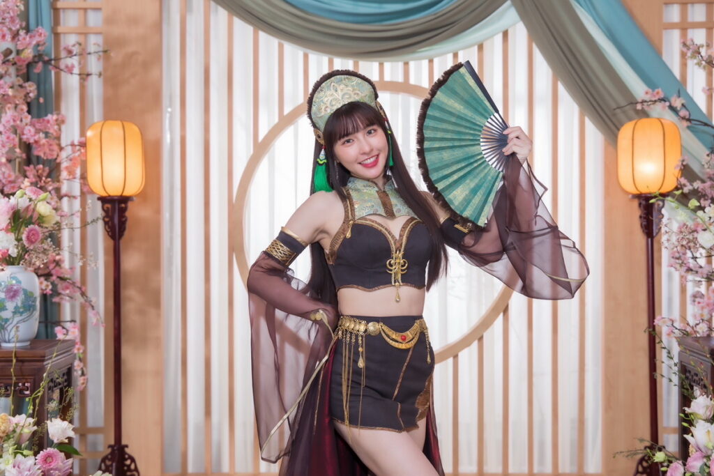 啦啦隊女神~峮峮,為手遊《三國群英傳 M》化身經典人物,扮演溫柔賢淑的大喬