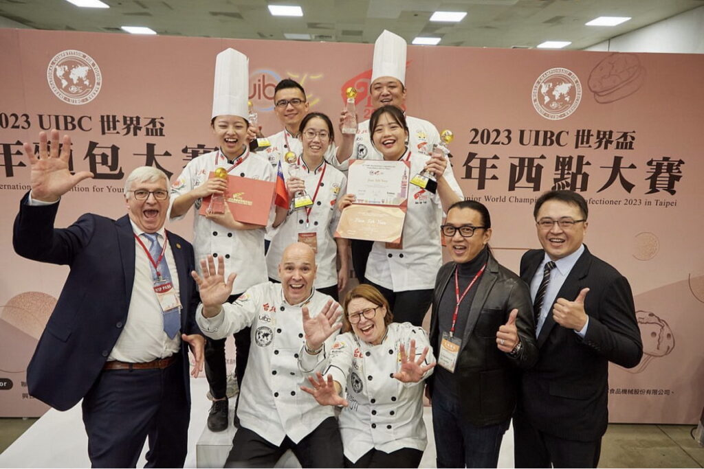 開平餐飲學校110年班校友林芃儀(中左)於2023年獲UIBC世界盃青年西點大賽冠軍，並於2024年烘焙展規劃製作開平餐飲獨家禮盒內容，讓民眾能品嚐世界級手藝。