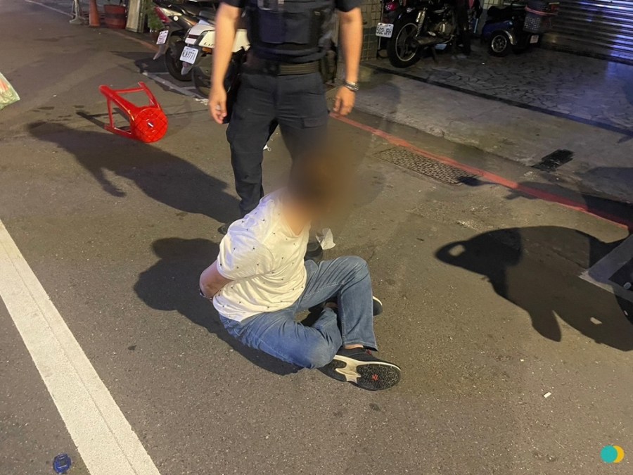 酒後失控鄰居反目 兩家兄弟5人大混戰全送進警局 214 cnews204240221a05
