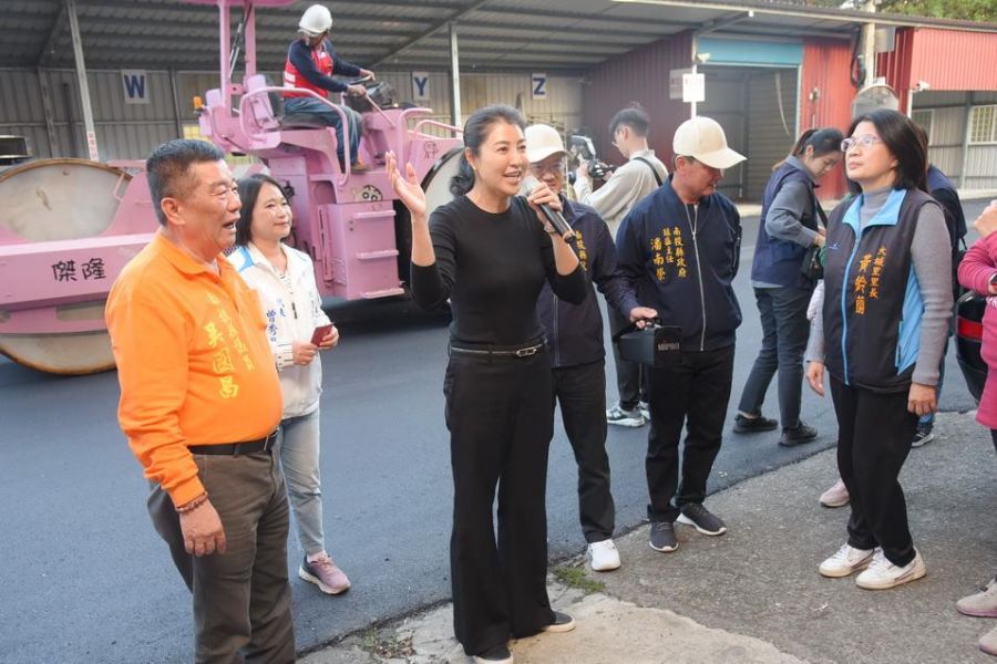 埔里大同路剛鋪上柏油正熱著 許淑華到場會勘民眾暖心