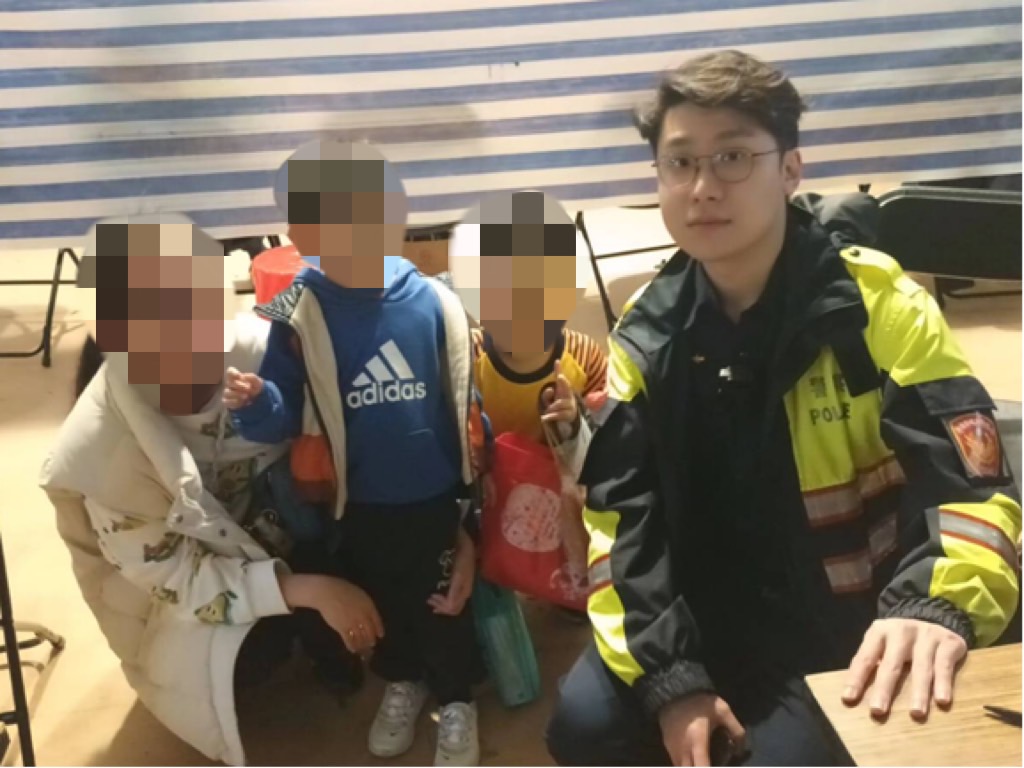 警方協助走失孩童，找到父母。(記者宋紹誠翻攝)