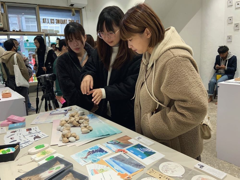 《圖說》龍華學子為參觀民眾講解石滬桌遊的玩法。〈龍華科大提供〉