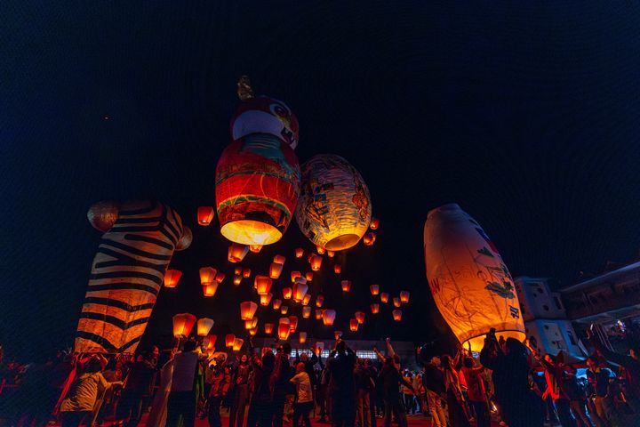 天燈節平溪場打造「臺灣、世界、龍、虎」四主燈,祈福「臺灣、世界龍虎!」(臺語音「龍厚」)。 圖:新北市政府觀光旅遊局/提供