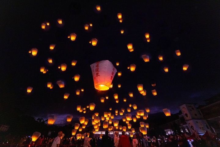 新北平溪天燈節登場「吉龍舞春」四造型主燈點亮夜空