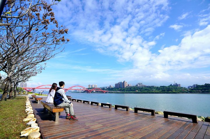 淡水河左岸的秀麗風景使人駐足停留。 圖:新北市政府水利局/提供