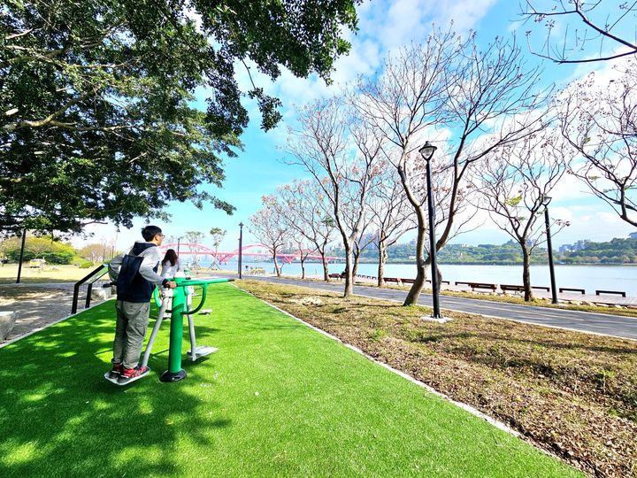 面河第一排的美景!八里左岸「海世界觀景台」享受悠閒時光