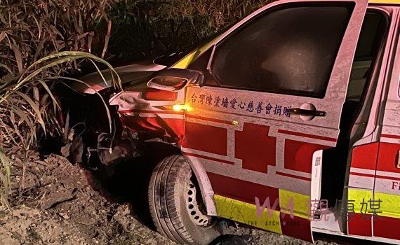 夜間驚險車禍：消防局救護車碰撞轎車　轎車翻落水溝　四人輕傷