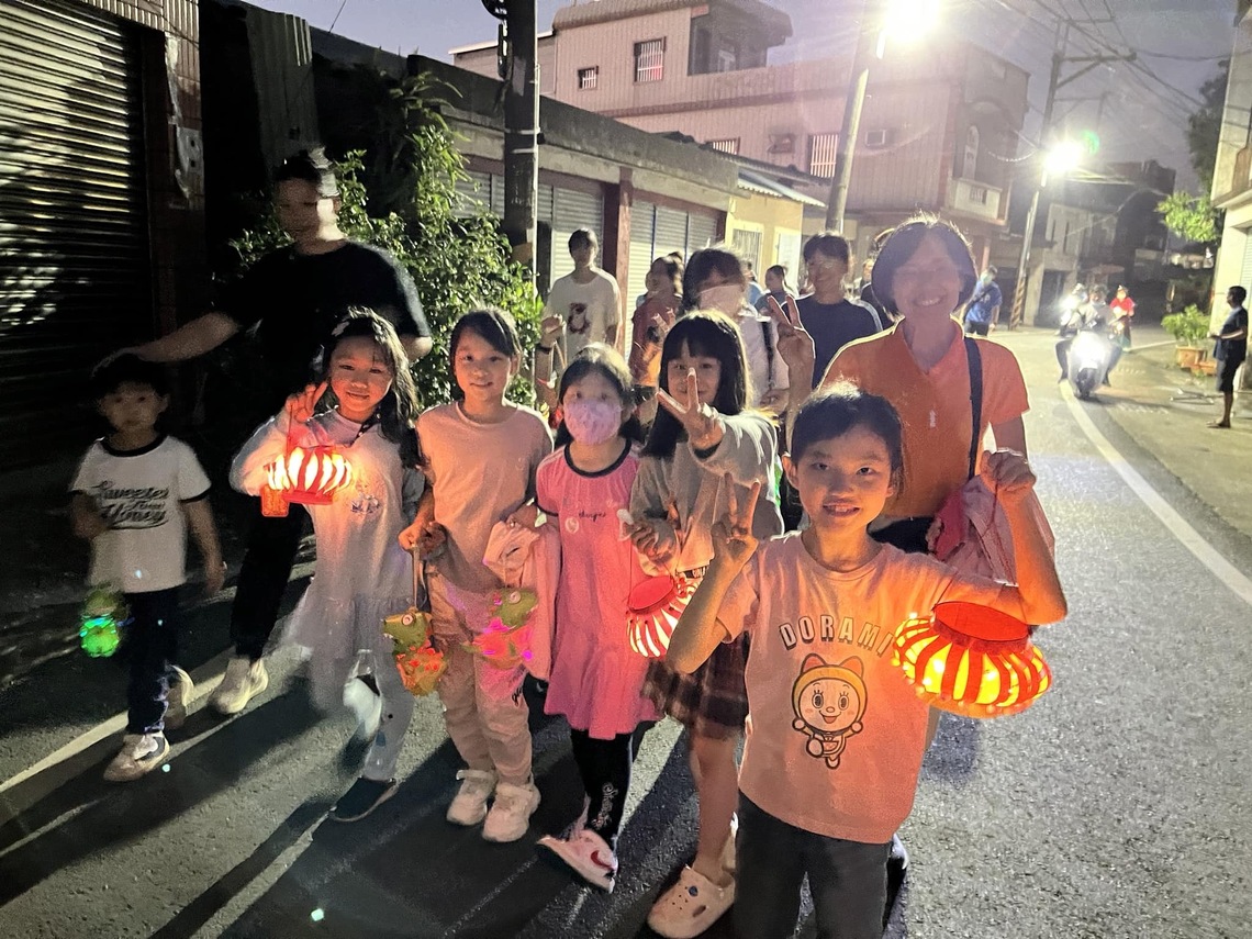 漾新聞|月美國小親師生自製元宵燈籠 田野間體驗提燈遊庄趣