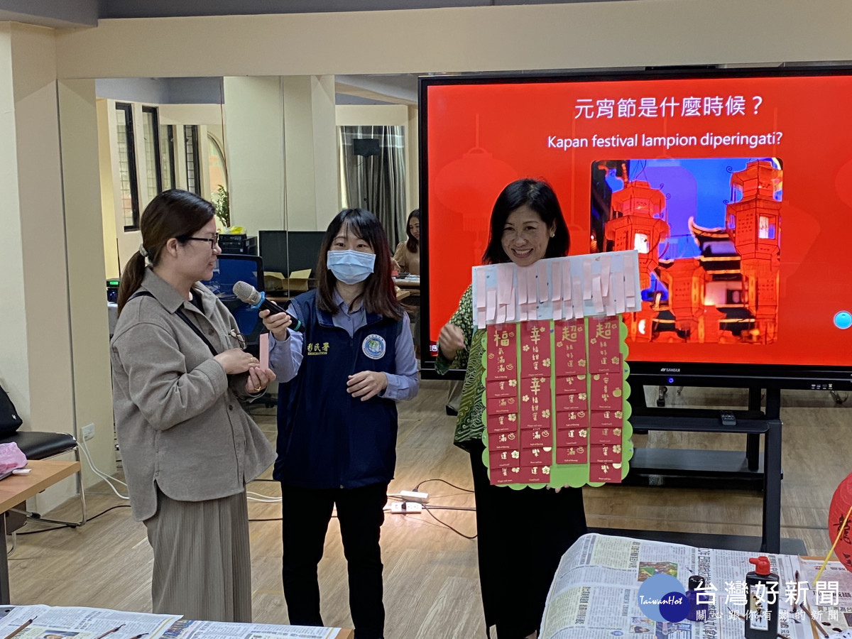 新住民回答猜燈謎題目,答對者抽紅包兌換精美獎品
