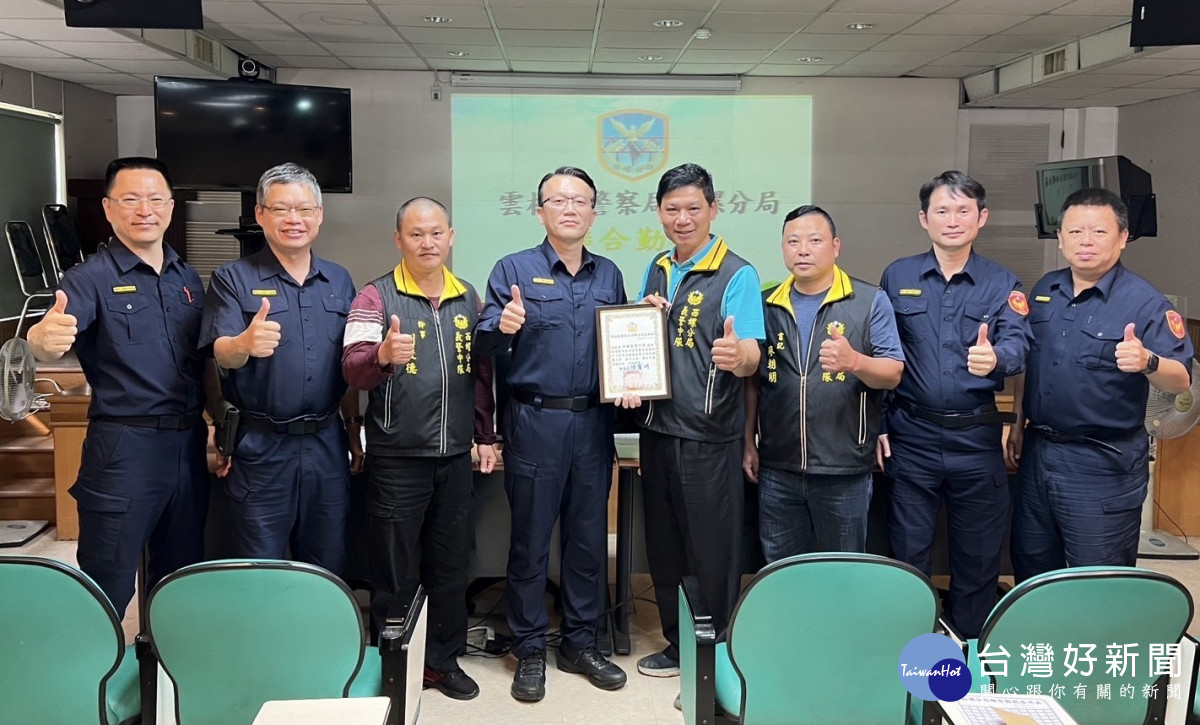西螺警分局長閻百川頒贈表揚狀，感謝春安期間義警中隊的付出／警方提供