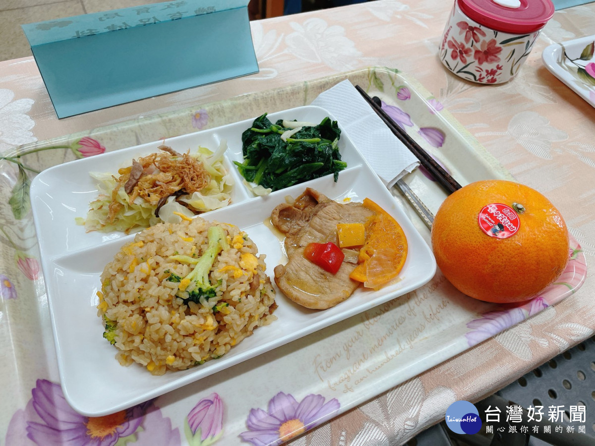 柑橘入菜料理-橘香飯、照燒香澄豬排。