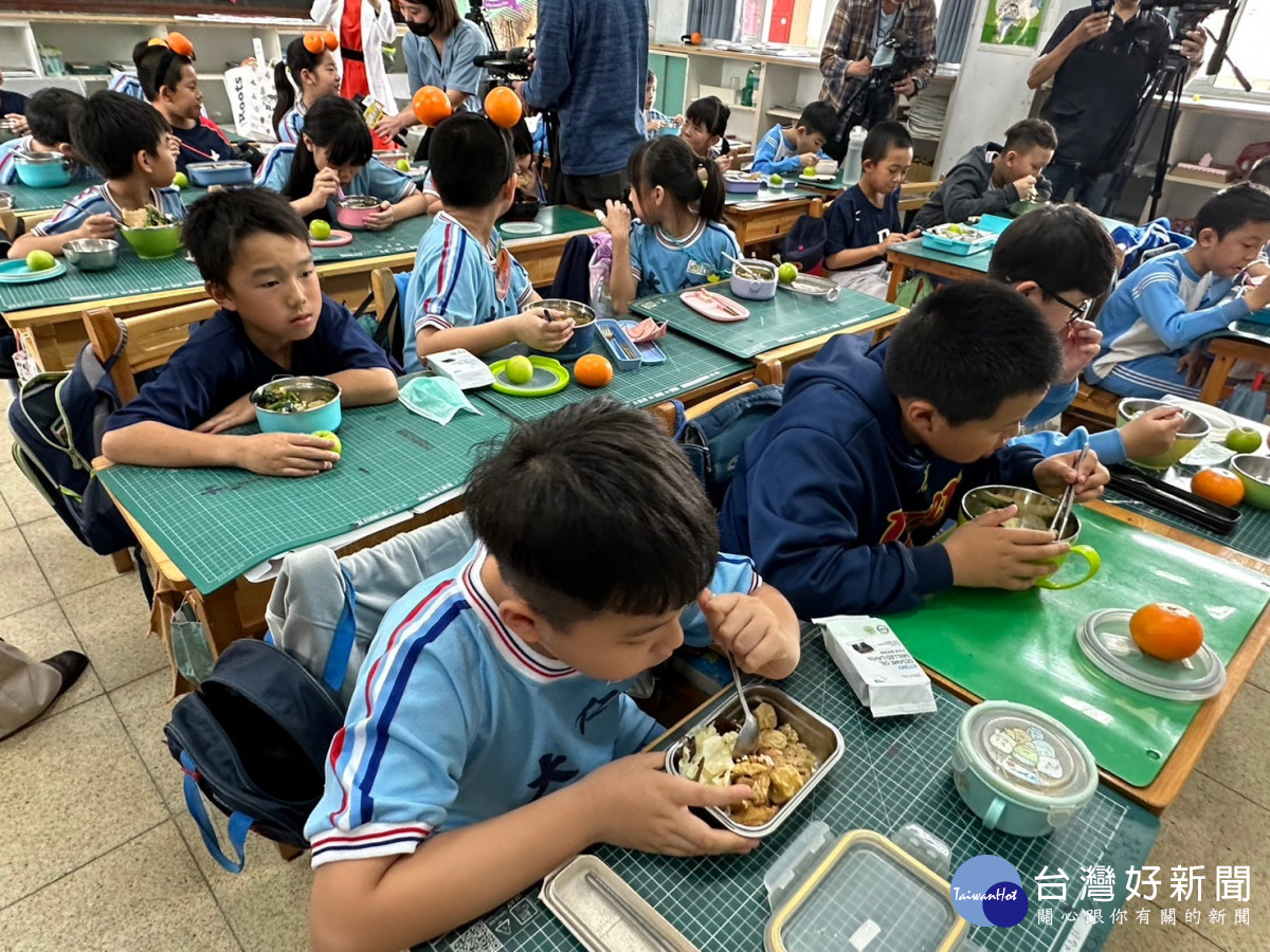 大仁國小學生開心享用柑橘料理。