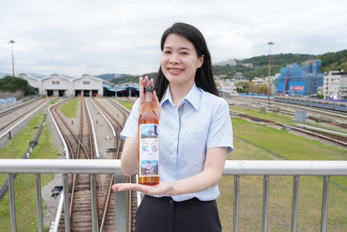 為了紀念貓空纜車與別府空中纜車雙方友好締結,別府空中纜車特別於「九州燒酎紀念館」,開賣限量的締結紀念梅酒。(酒後不開車,安全有保障。)20240222(圖/台北大眾捷運股份有限公司提供。)