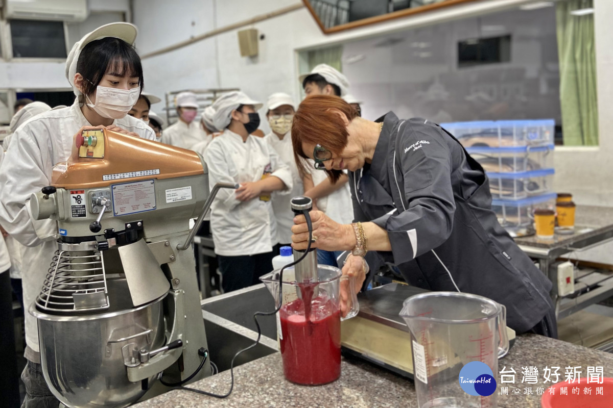 弘光科大食科系學生仔細觀看義式手工冰淇淋大師保拉.巴羅內(右一)示範。