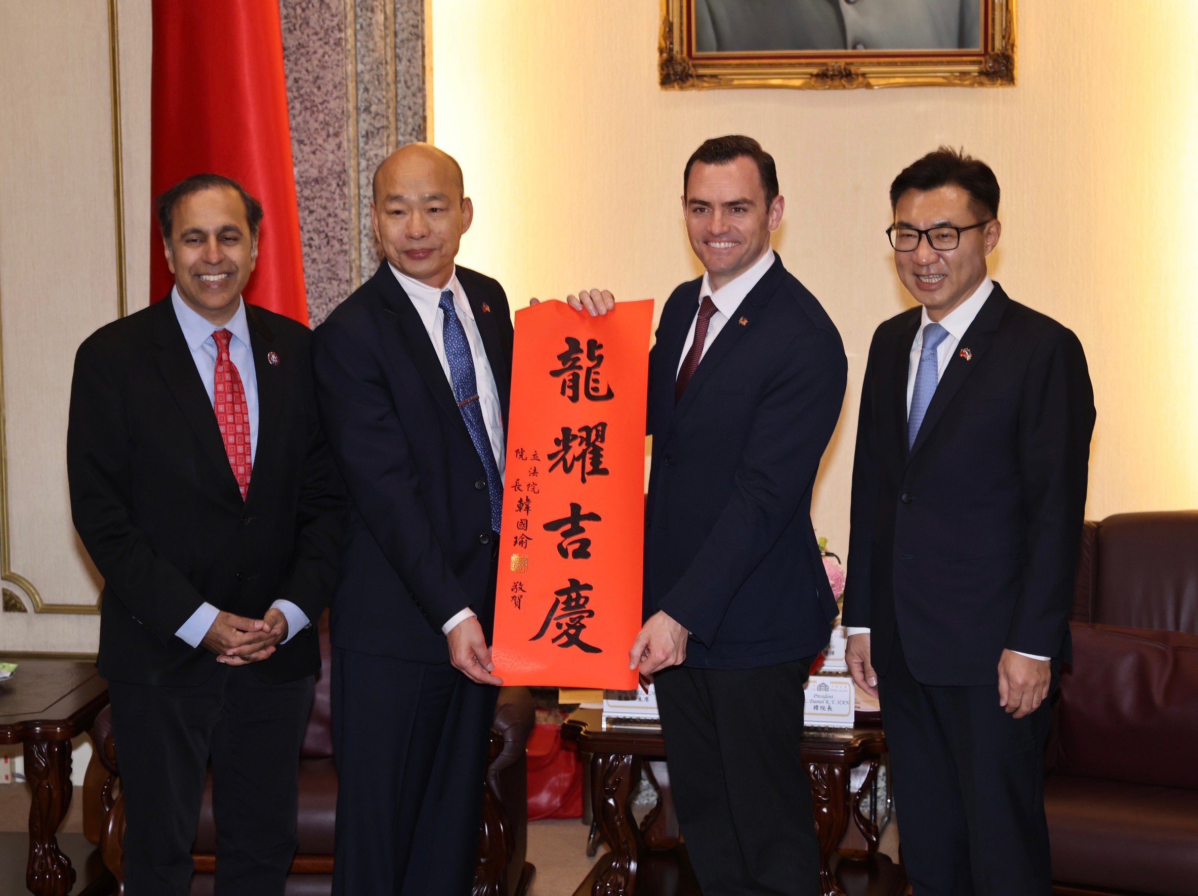 美國眾議員蓋拉格訪問團拜會立法院長韓國瑜等,會前韓國瑜致贈春聯與空軍紀念帽。林啟弘攝