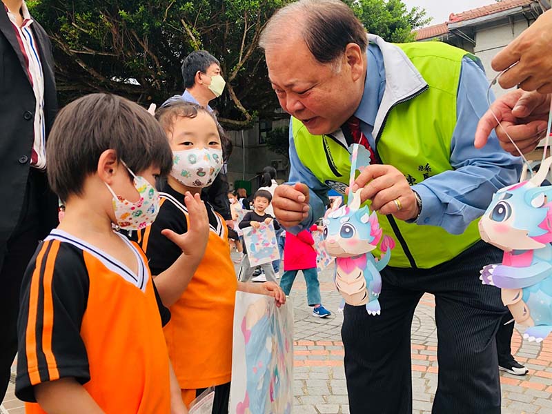 陳光復分送「寶寶龍提燈」。圖／澎湖縣政府