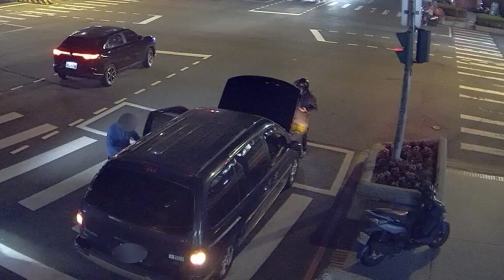 ▲圖說:老爺車鬧脾氣拋錨路邊,民眾送來電霸救援仍是無功而返 (圖/台中市政府提供)