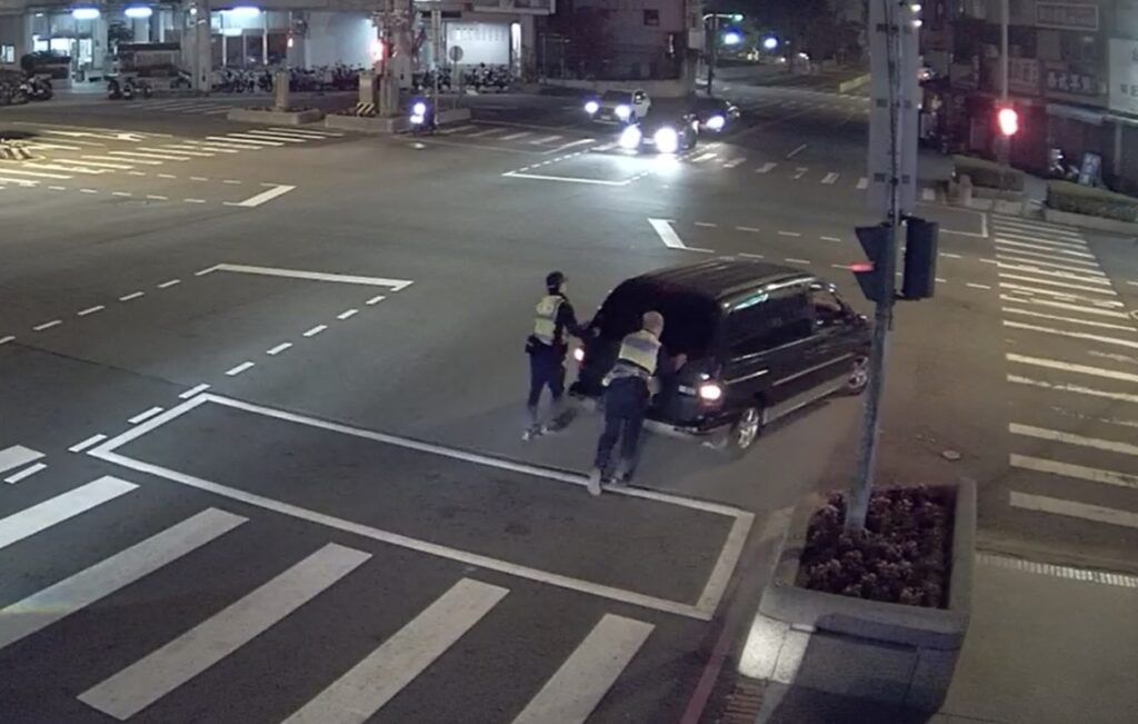 ▲圖說:員警擔心路口拋錨車造成二次車禍,挽袖推車將車輛移往安全處 (圖/台中市政府提供)