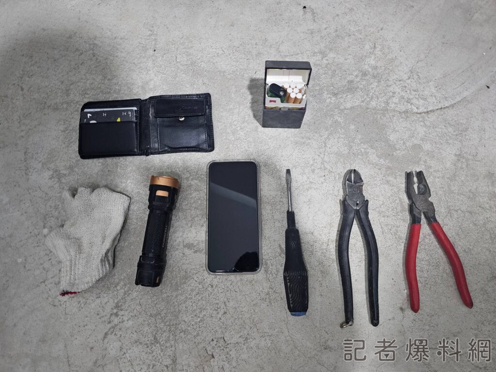 ▲警方在盧男身邊發現多樣贓物。（圖／記者金東天翻攝，下同）
