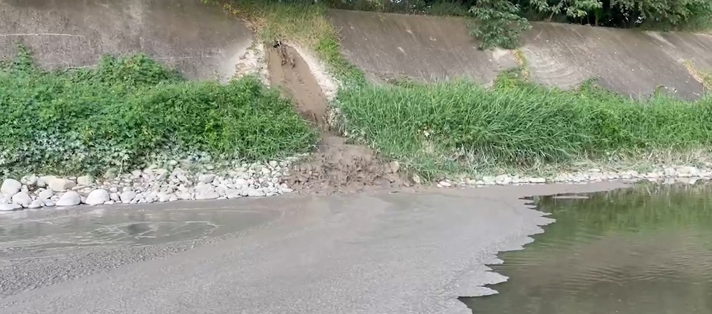 源○公司偷排廢水及污泥至社子溪，嚴重污染河川（圖：環境部環管署）