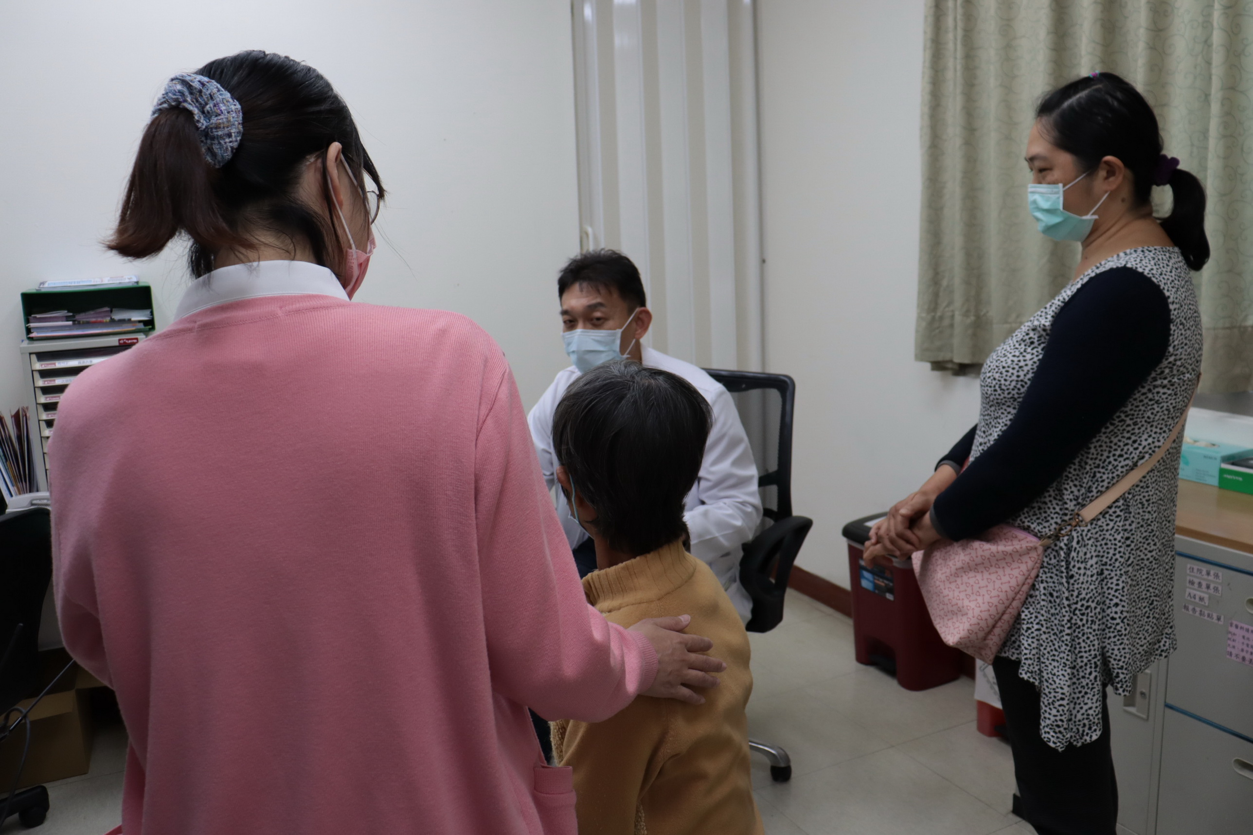 ▲許多失智症者患者總自認沒病，彰化醫院醫師客串演員，演一齣戲成功引導阿嬤接受失智鑑定及治療。（記者張溎壕攝）