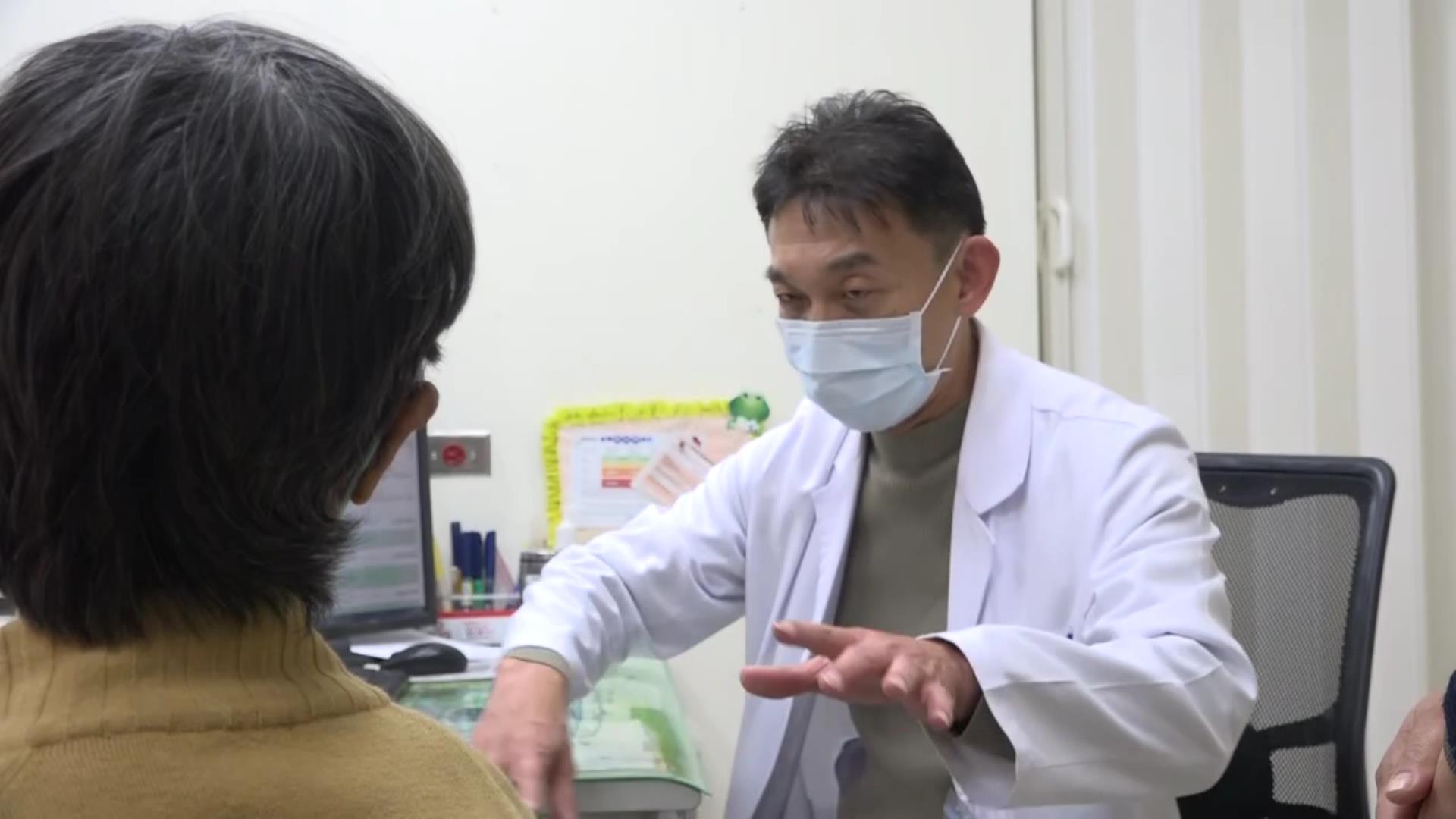 ▲許多失智症者患者總自認沒病，彰化醫院醫師客串演員，演一齣戲成功引導阿嬤接受失智鑑定及治療。（記者張溎壕攝）