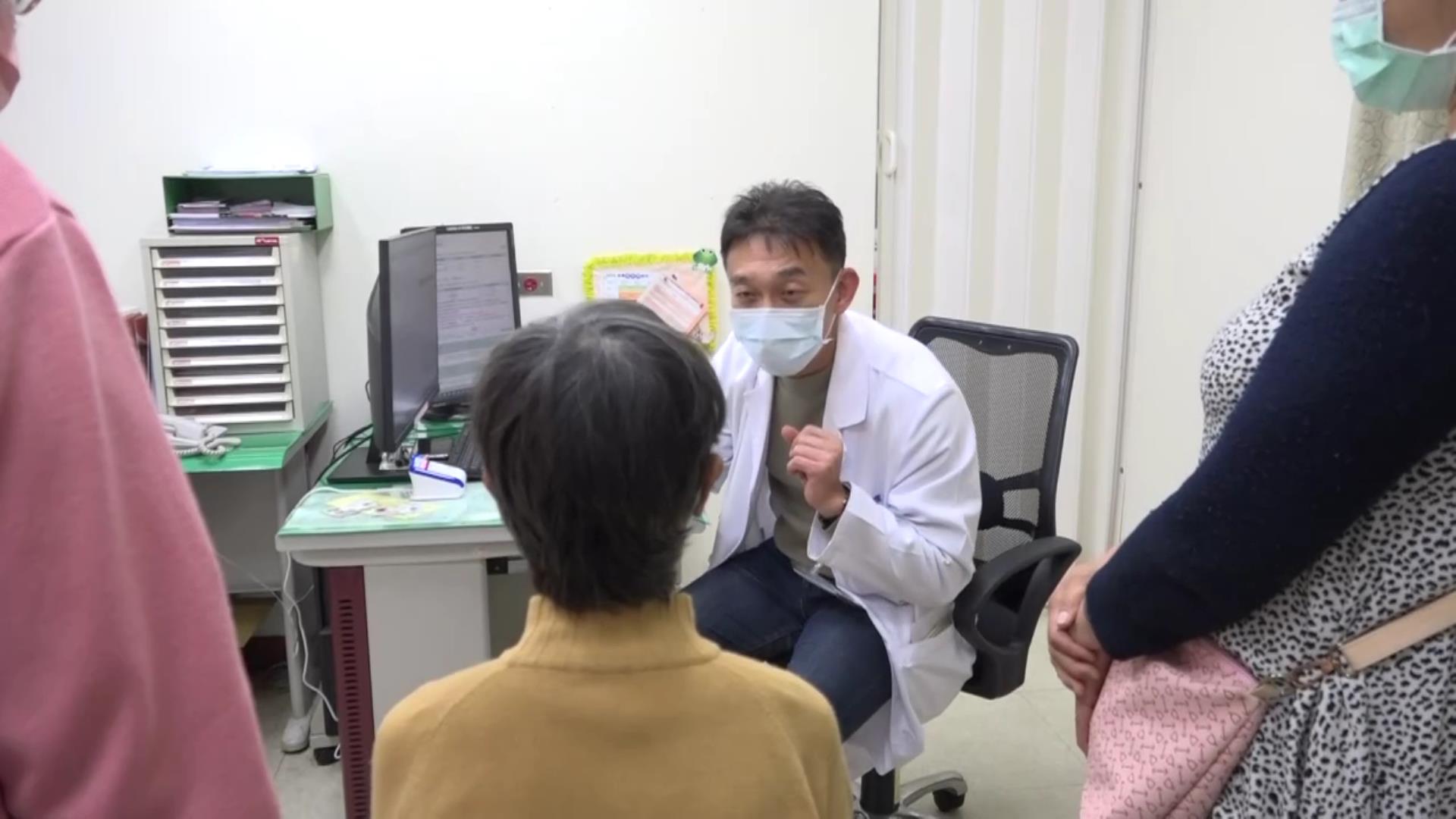 ▲許多失智症者患者總自認沒病，彰化醫院醫師客串演員，演一齣戲成功引導阿嬤接受失智鑑定及治療。（記者張溎壕攝）